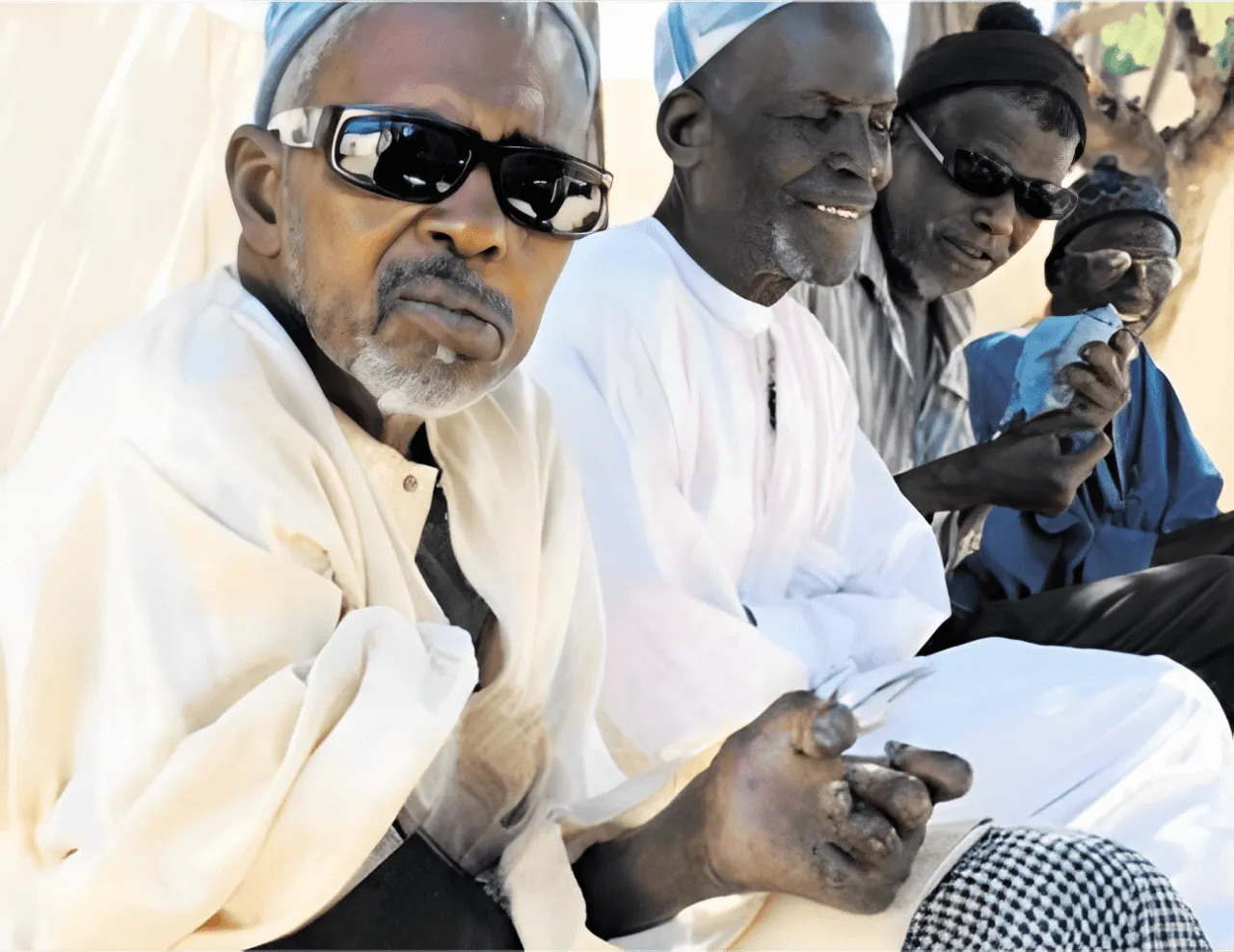 Seniors sénégalais jouant au jeu de dames